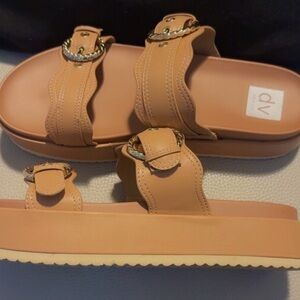 DV by Dolce Vita Beige Sandals with Gold Chain